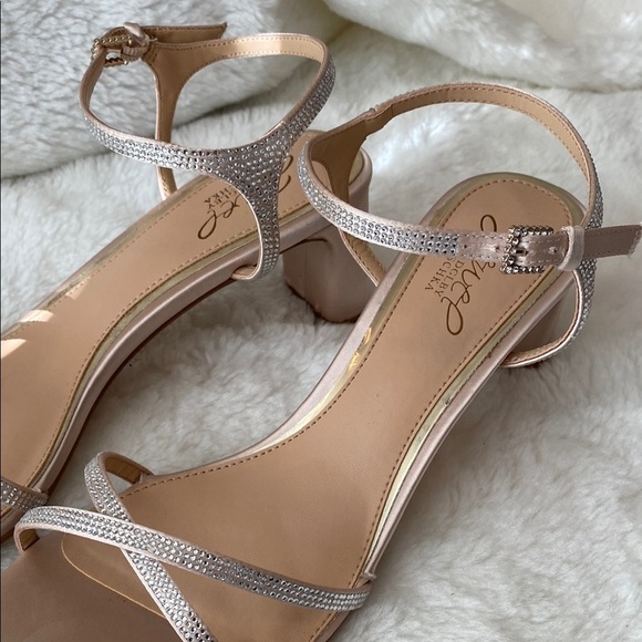 Jewel Badgley Mischka Cream and Silver Heels Sophisticated Style - Picture 3 of 13